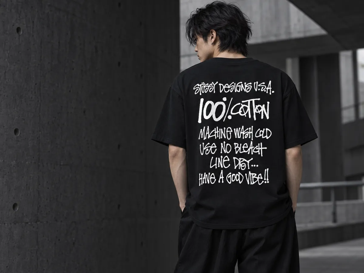 ブラックのグラフィックTシャツ
